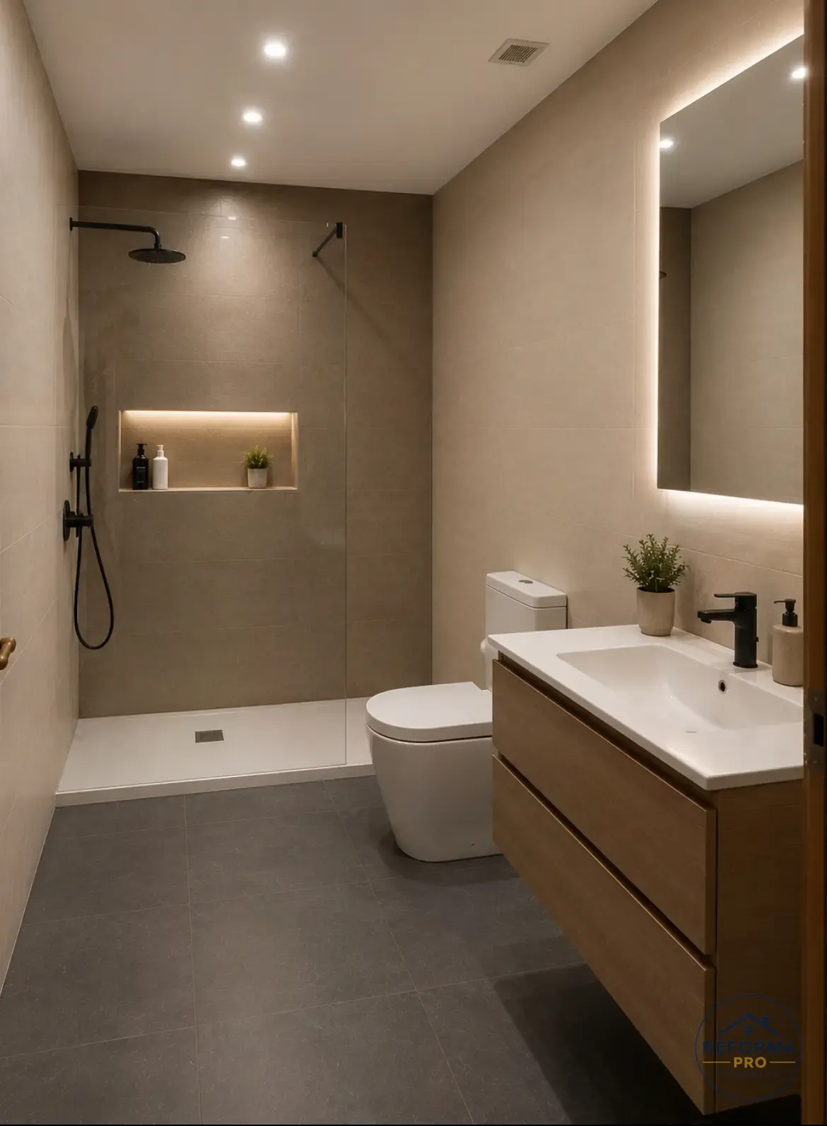 Bagno finito con mobile lavabo e specchio LED