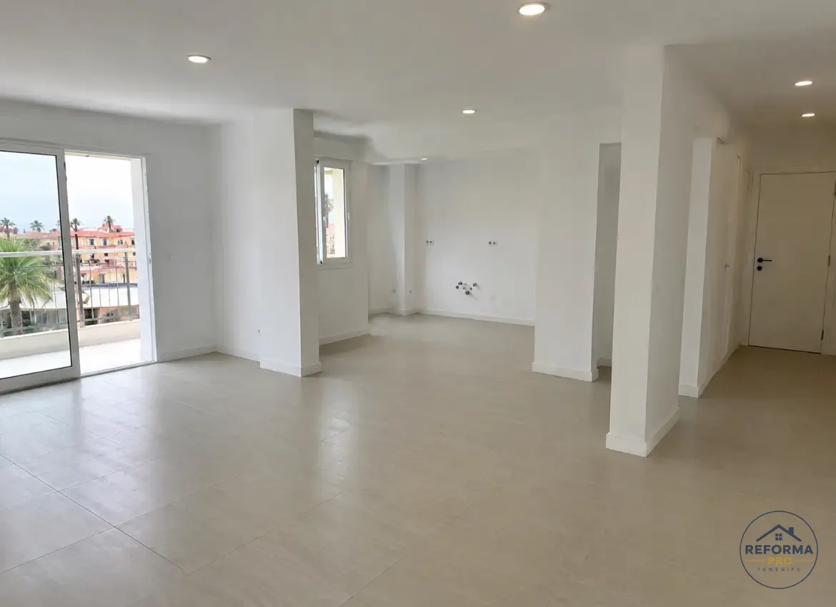 Appartamento ristrutturato con cucina bianca, soggiorno aperto e balcone