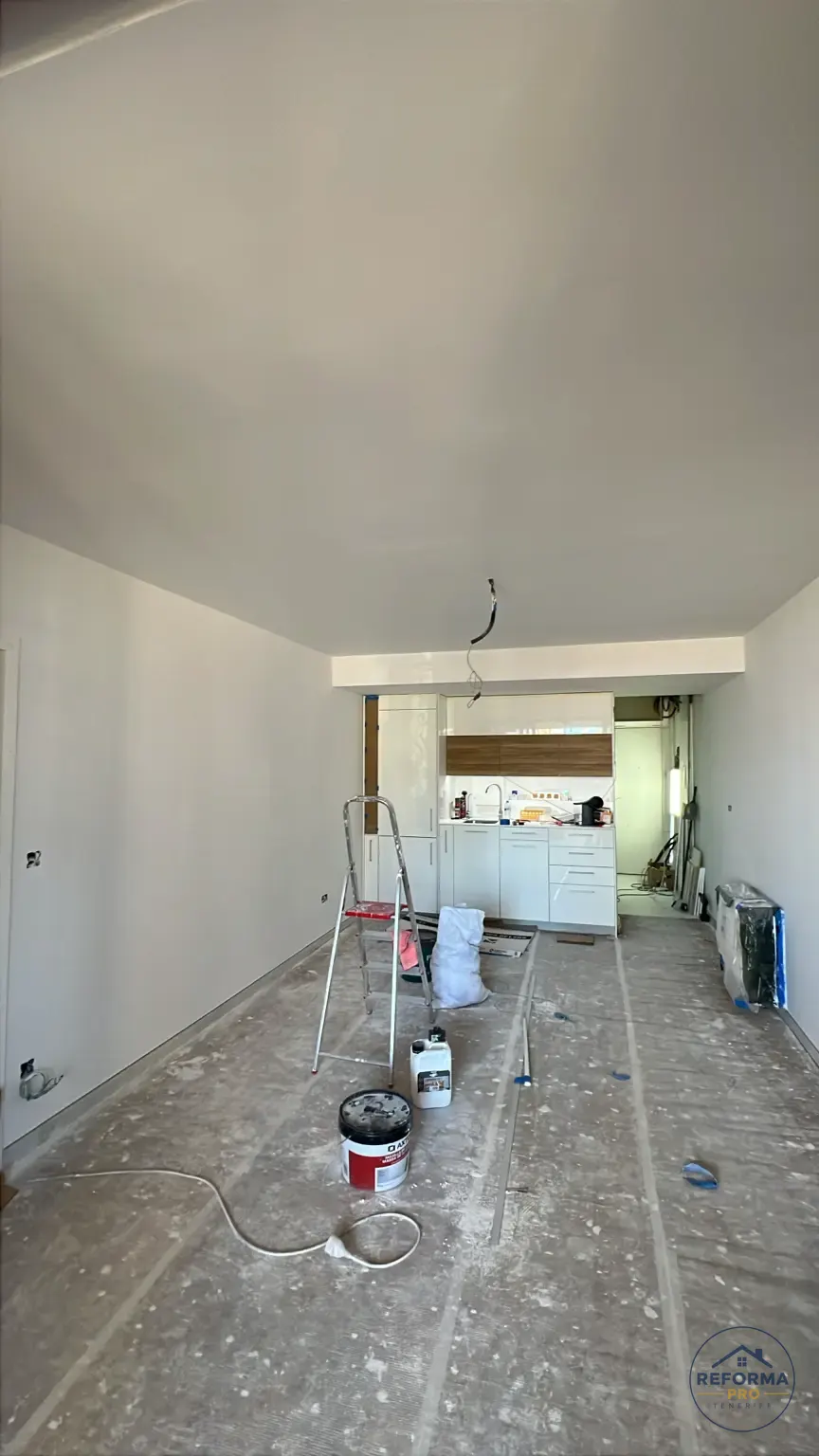 Zona de día durante la obra, antes de colocar el suelo Zona de día durante la obra, antes de colocar el suelo