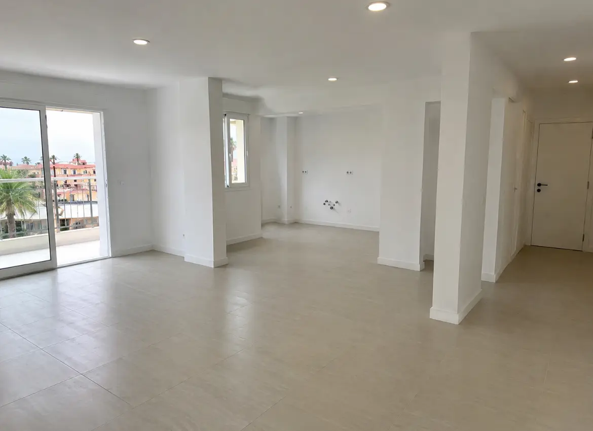 Open-plan apartment with fitted kitchen