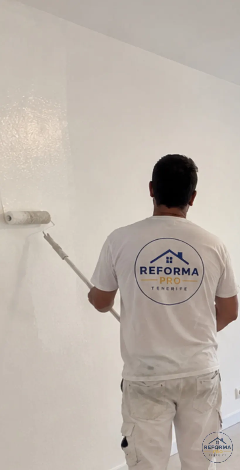 Pintor de Reforma Pro Tenerife aplicando blanco con rodillo Pintor de Reforma Pro Tenerife aplicando blanco con rodillo
