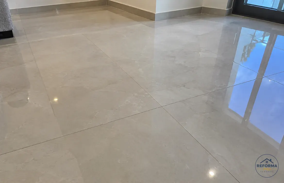 Gres lucido effetto marmo con fughe sottili Gres lucido effetto marmo con fughe sottili