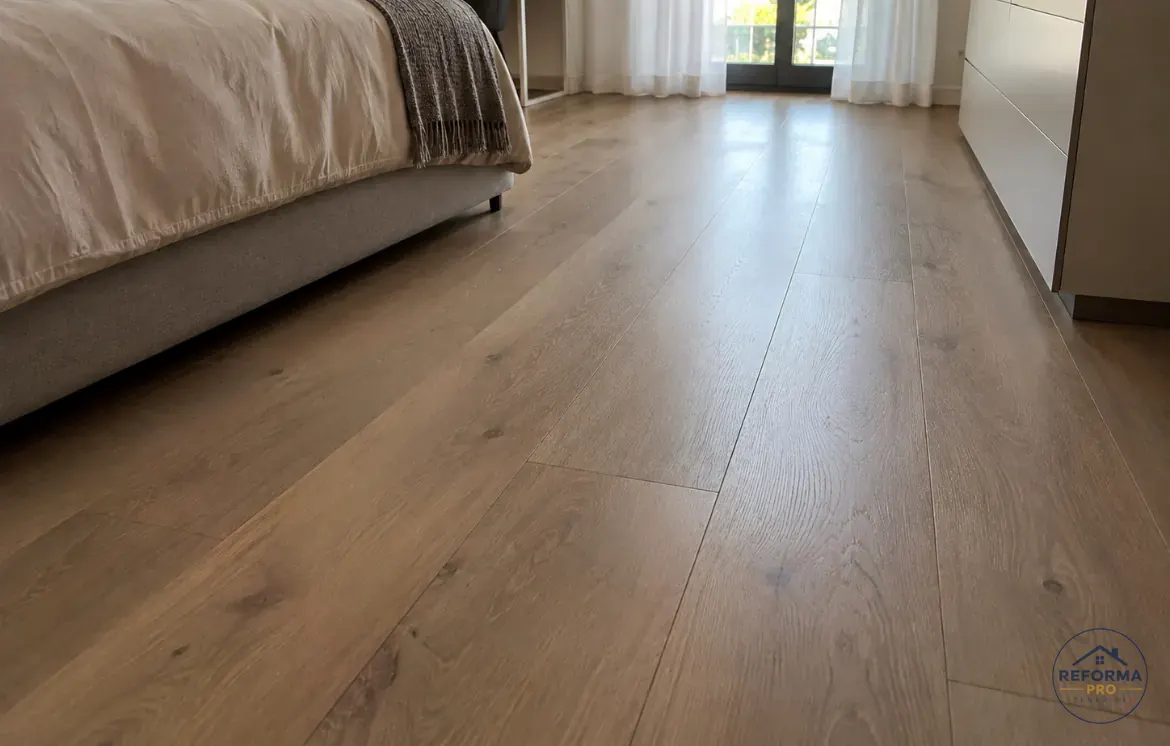 Parquet in rovere finito in una camera a Tenerife Parquet in rovere finito in una camera a Tenerife