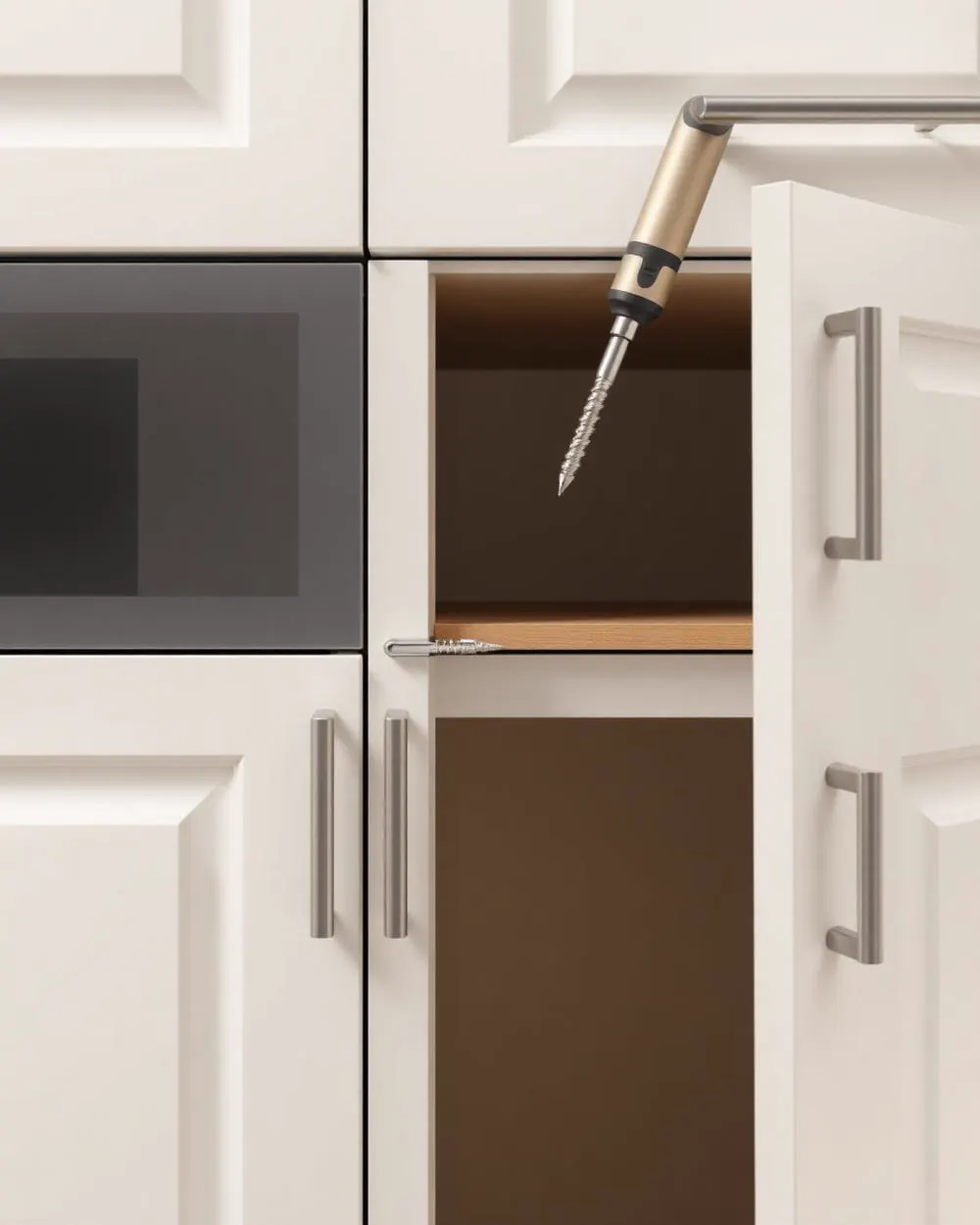 Regolazione delle ante di un mobile da cucina con avvitatore (immagine dimostrativa)