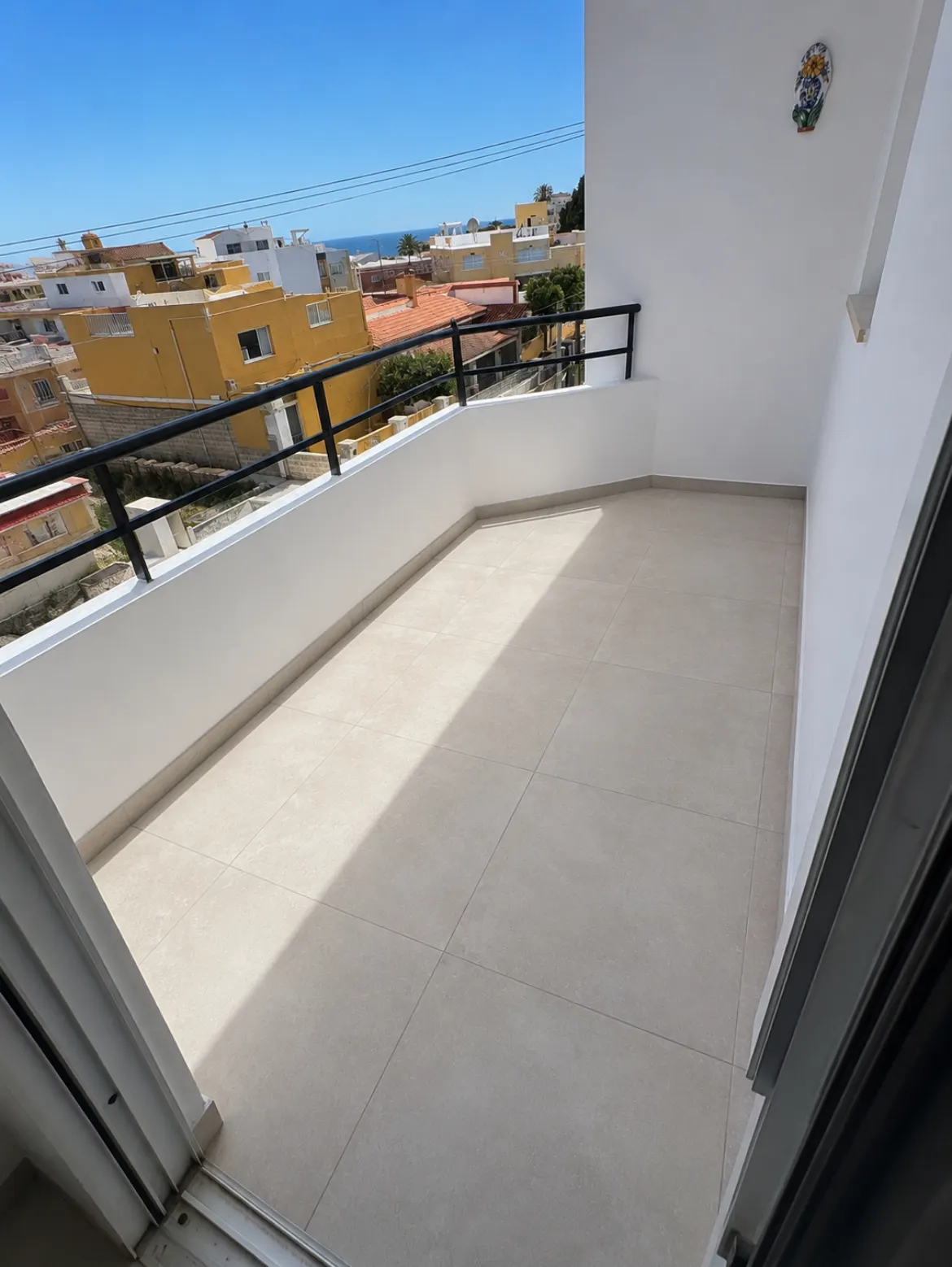 Balkon mit neuen Fliesen und Meerblick