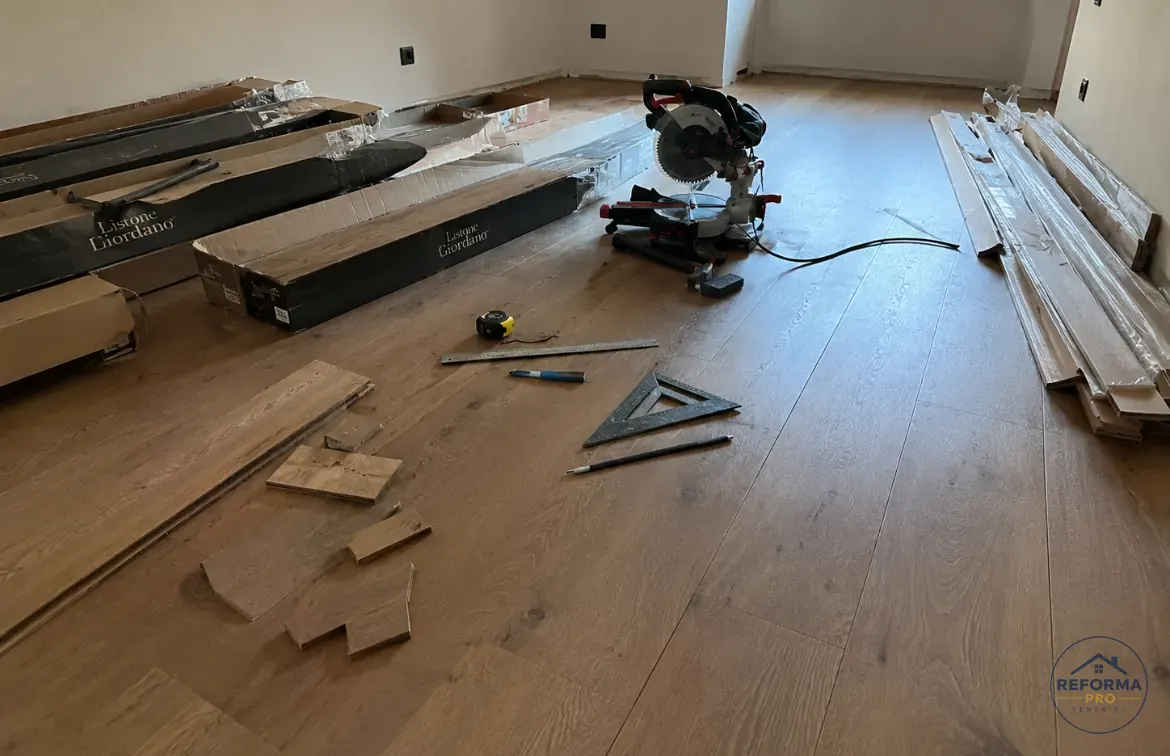 Posa del parquet in rovere con tagli e attrezzatura Posa del parquet in rovere con tagli e attrezzatura