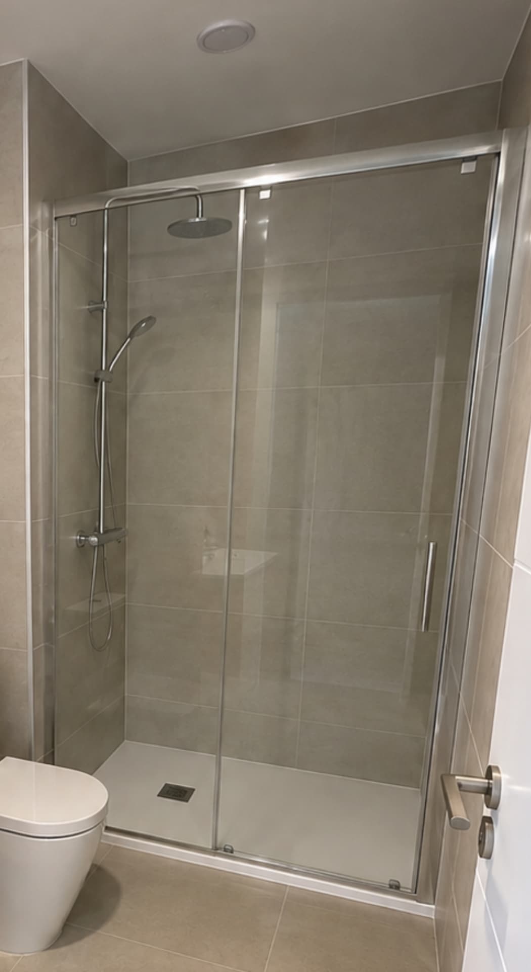 Dusche mit Thermostatsäule und bodengleicher Wanne