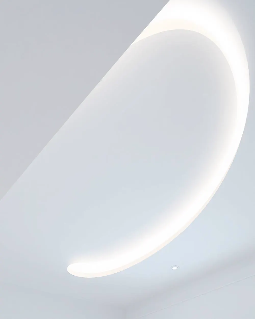 Dettaglio dal basso di un controsoffitto con veletta luminosa e faretti (immagine dimostrativa)