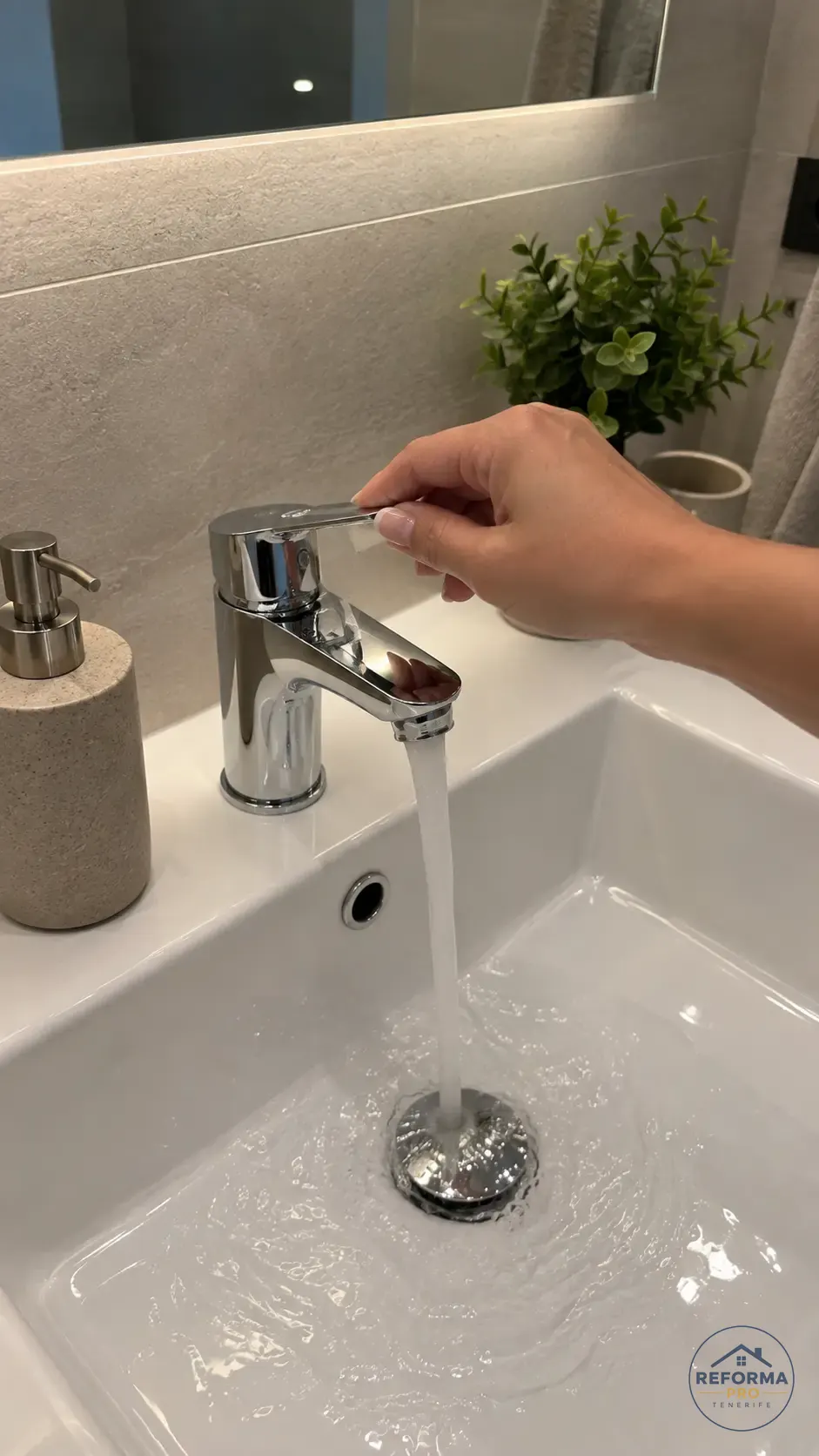 Dettaglio del miscelatore cromato su lavabo in ceramica Dettaglio del miscelatore cromato su lavabo in ceramica
