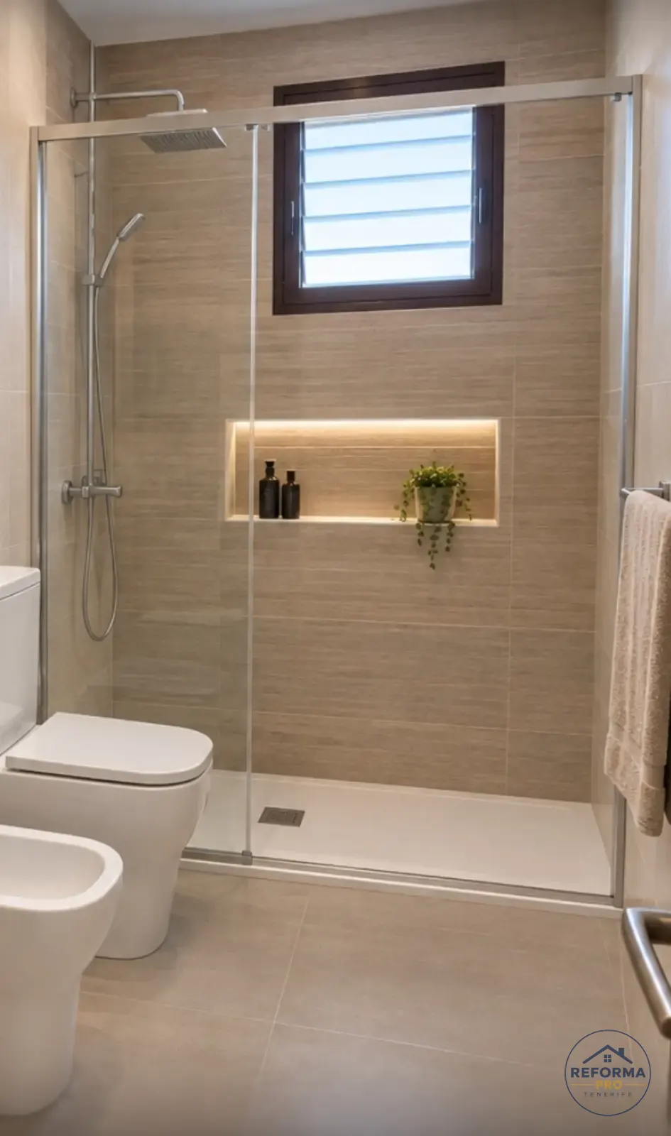 Bagno completamente ristrutturato con doccia in vetro, sanitari nuovi e rivestimento effetto pietra