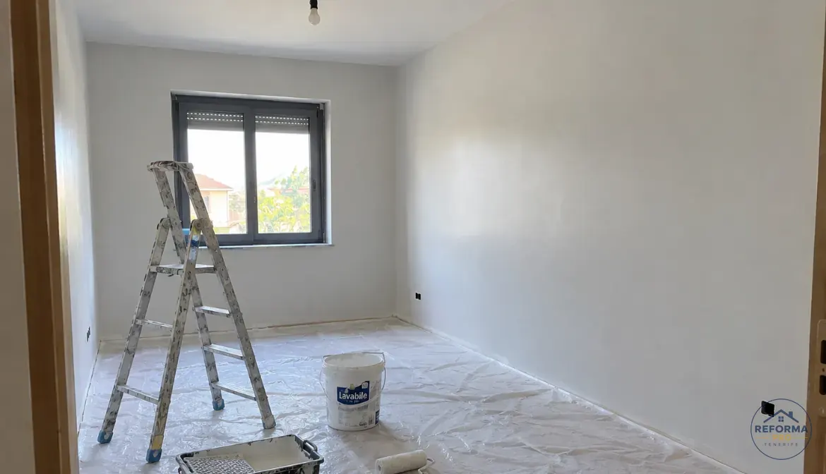 Camera appena tinteggiata con pavimento e infissi protetti