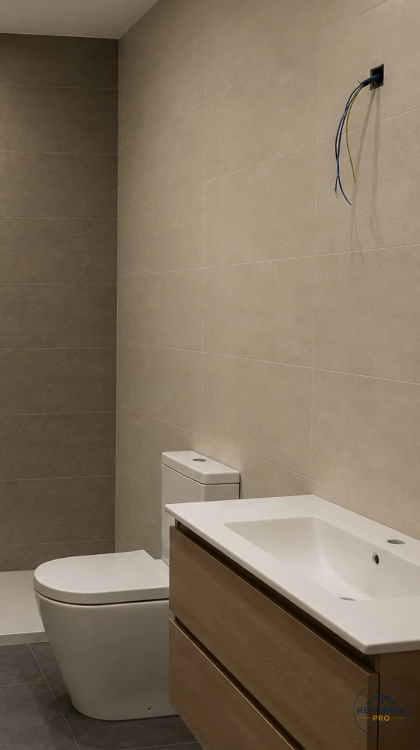 Bagno con rivestimento a parete in gres Bagno con rivestimento a parete in gres