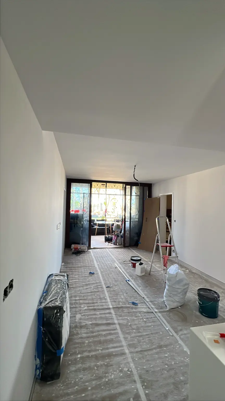 Salón en pintura con el suelo protegido durante la reforma en Tenerife
