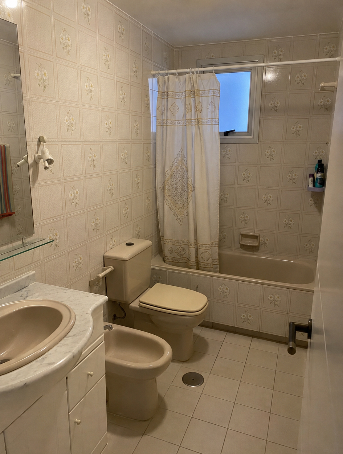 Bagno datato con vasca e piastrelle anni Ottanta prima della ristrutturazione a Tenerife