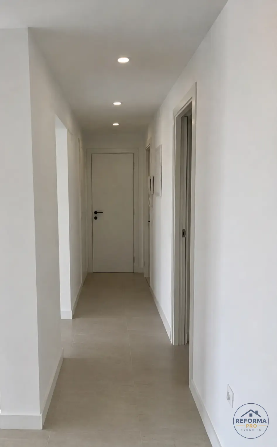 Dormitorio y pasillo con gres de gran formato Dormitorio y pasillo con gres de gran formato