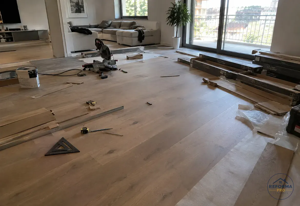 Posa del parquet nel salone durante i lavori Posa del parquet nel salone durante i lavori