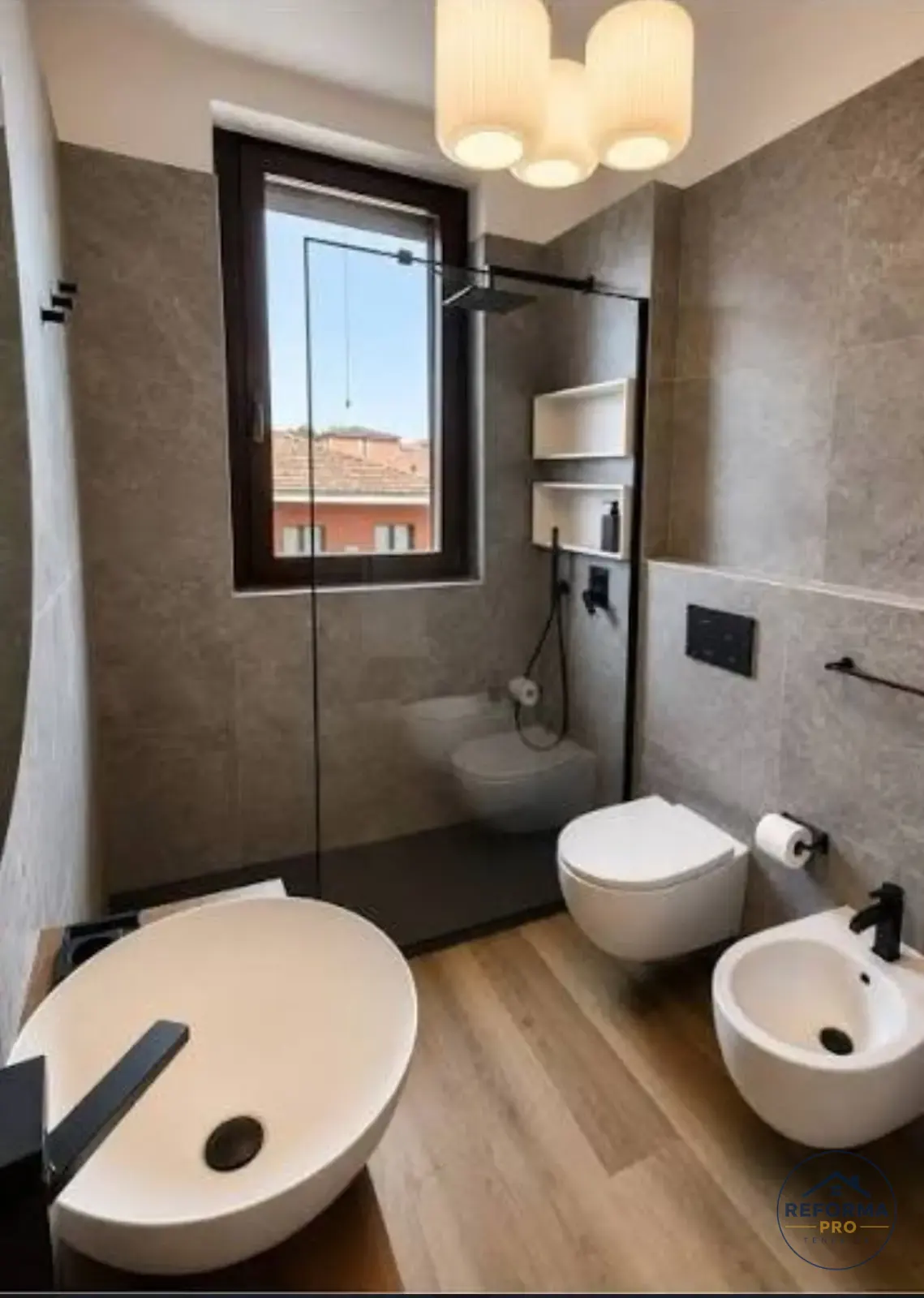 Bagno grigio con doccia walk-in in vetro e pavimento effetto legno