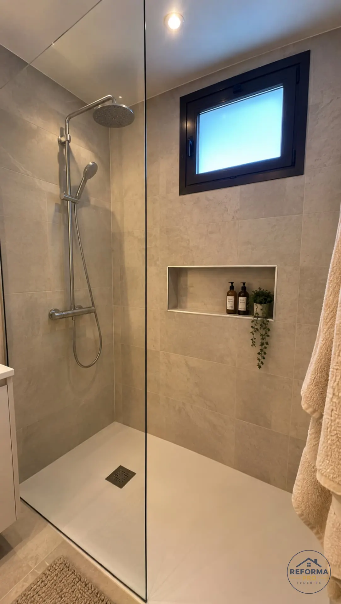 Doccia a filo pavimento con nicchia e finestra in un bagno ristrutturato a Tenerife Doccia a filo pavimento con nicchia e finestra in un bagno ristrutturato a Tenerife