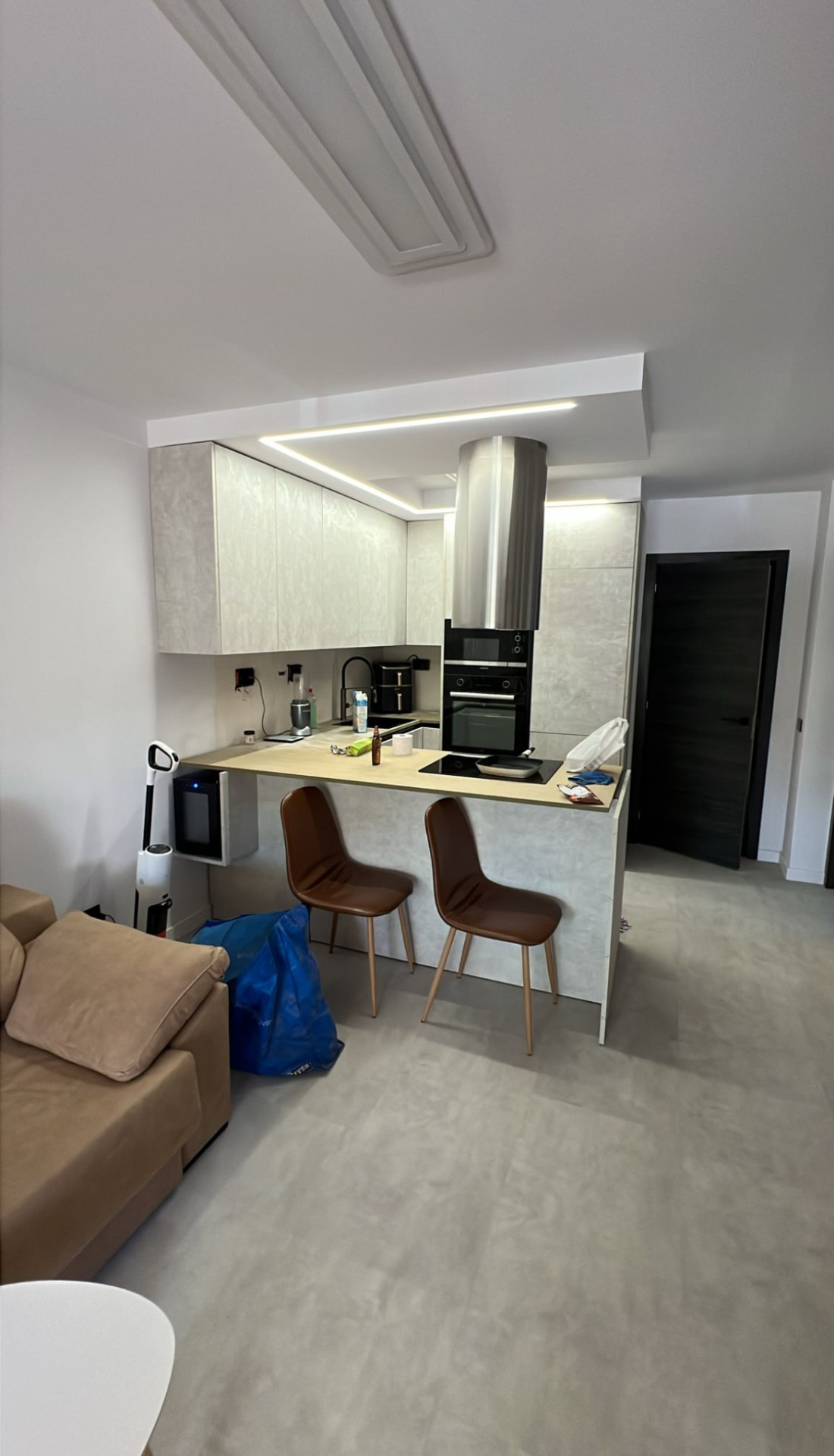 Zona giorno open space con cucina, penisola e sgabelli
