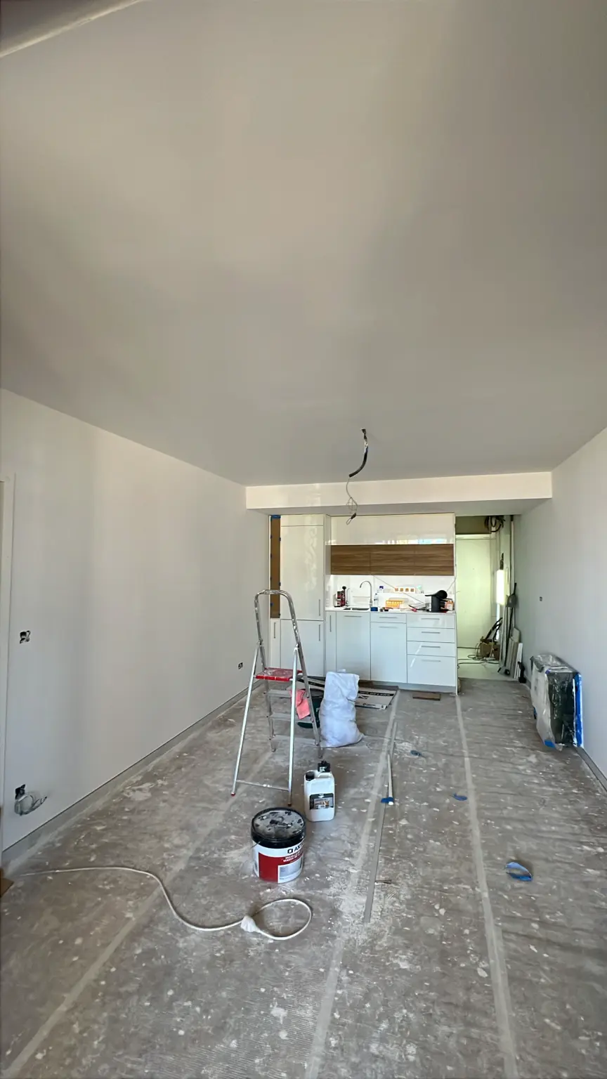 Zona de cocina recién pintada con protecciones durante la obra en Tenerife