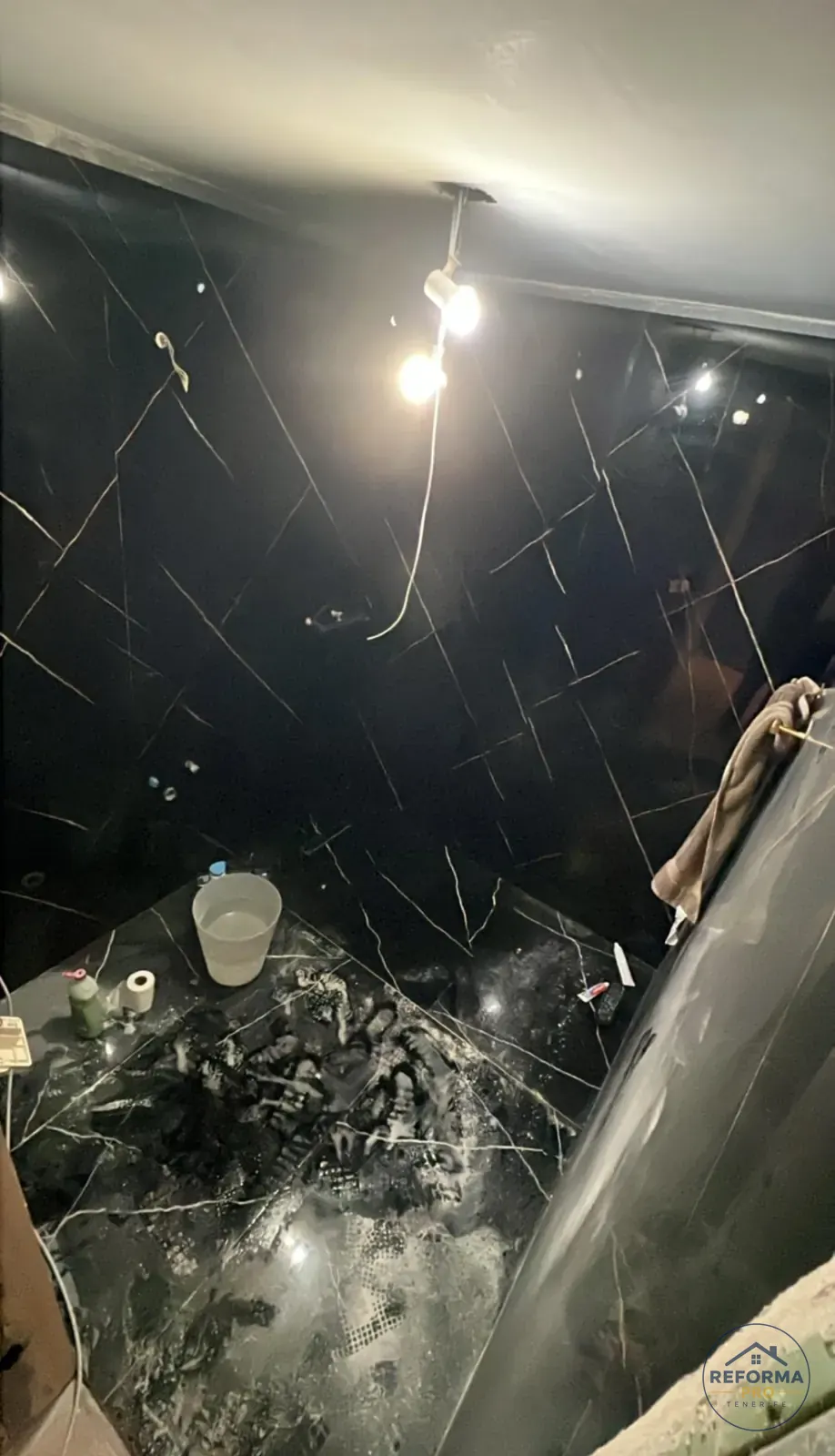 Baño negro durante la colocación de los revestimientos Baño negro durante la colocación de los revestimientos