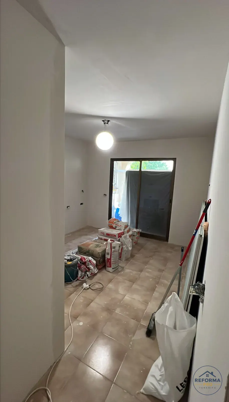 Obra en curso: paredes enlucidas y suelo protegido Obra en curso: paredes enlucidas y suelo protegido