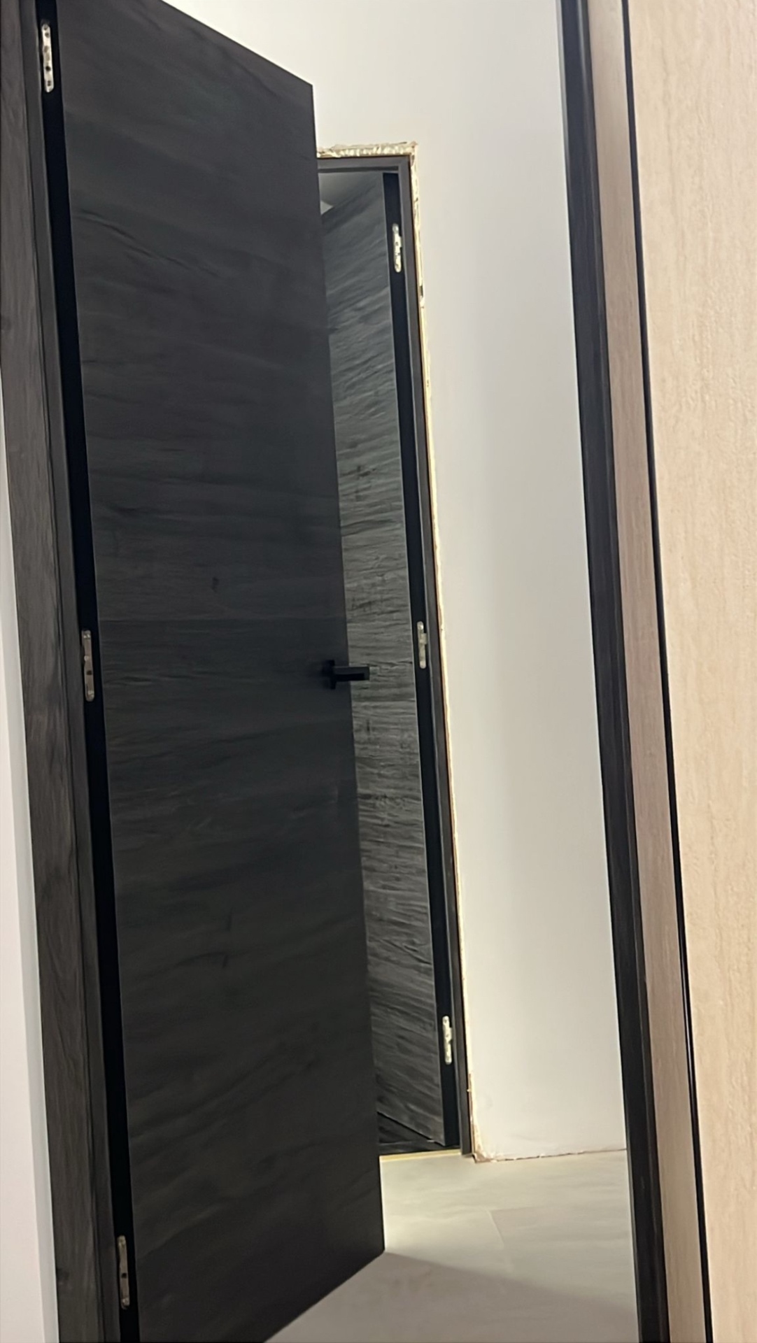 Porta scorrevole a scomparsa in rovere scuro Porta scorrevole a scomparsa in rovere scuro