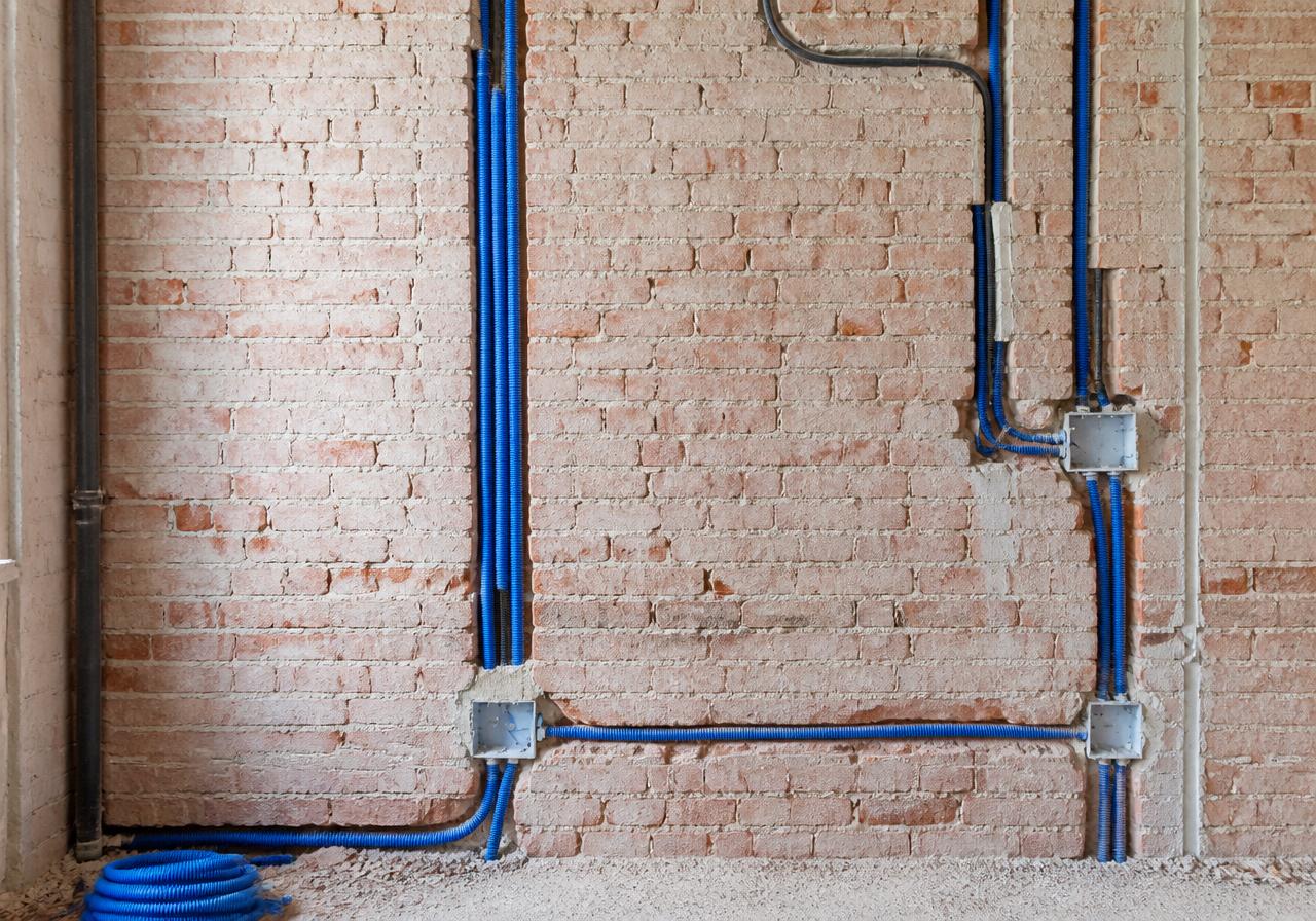Tubazioni elettriche tracciate nel muro Tubazioni elettriche tracciate nel muro